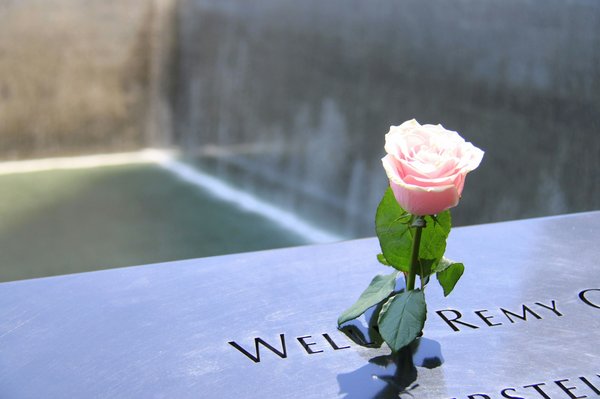 Plaque funéraire moderne : alliez design et mémoires durables