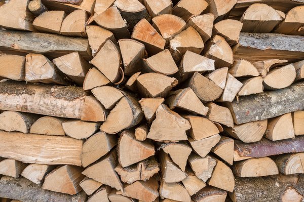 Des buches de bois sec 25cm pour un chauffage efficace