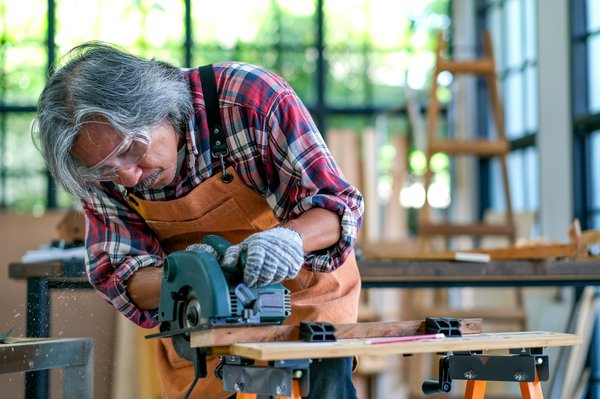 Table en bois massif : l'élégance artisanale à votre table
